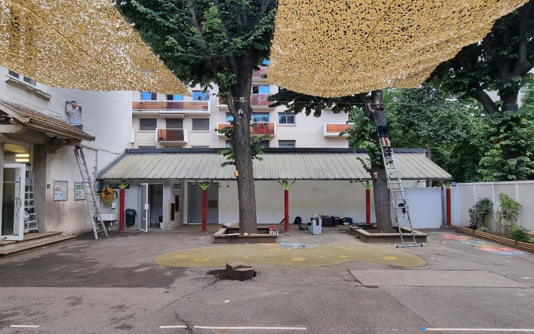 Pose des voiles d’ombrages dans la cour